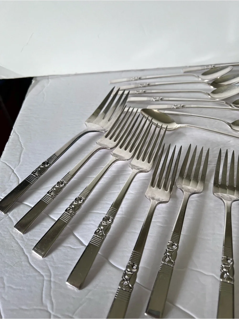 VTG Oneida Community Plate Flatware 34 Pcs Morning Star Pattern MCM Cutout 3D
